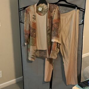 R&M Richards Green and Tan Floral Design